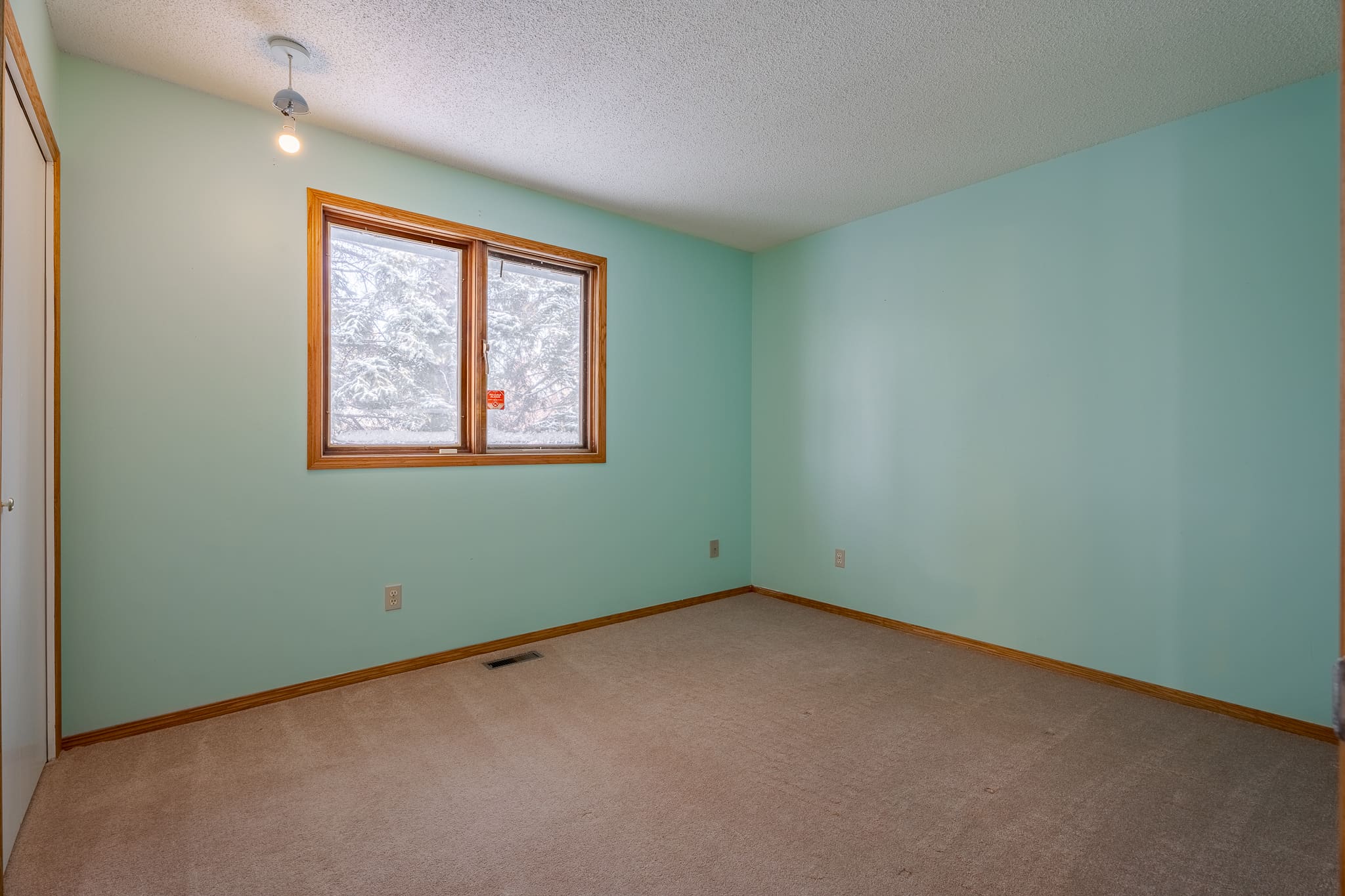 A room with a window and carpet in it