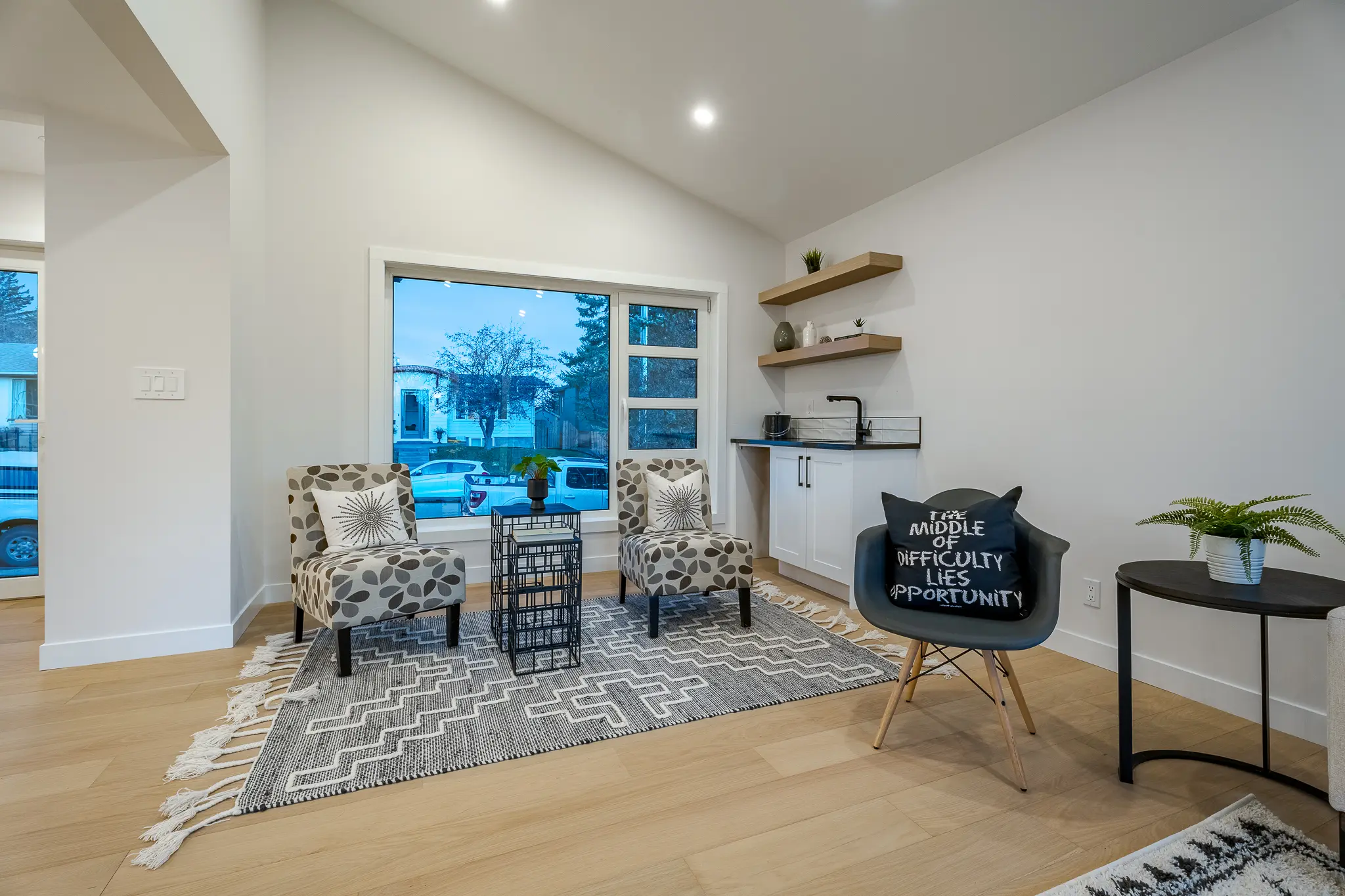 A living room with chairs and tables in it